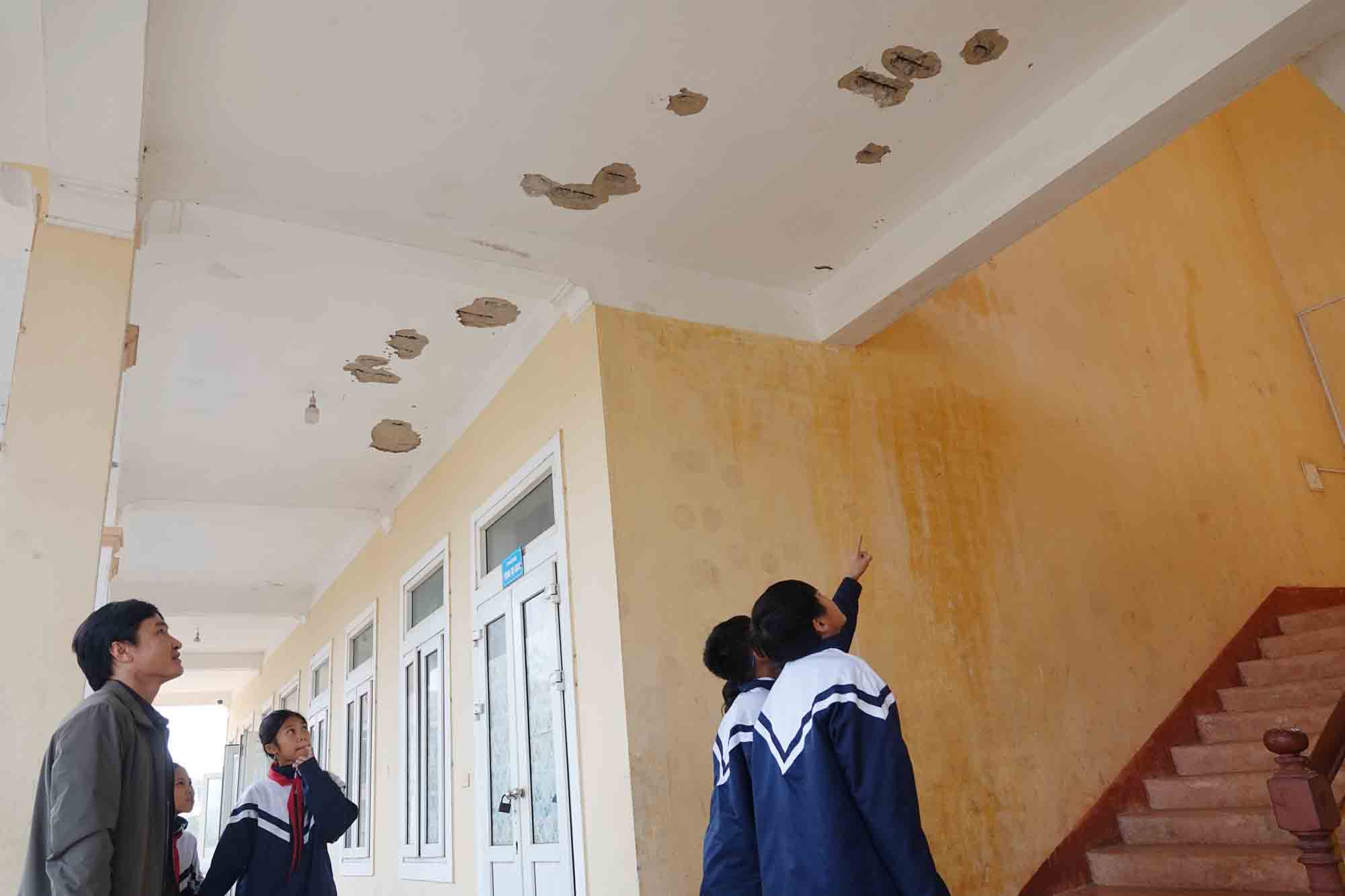 Teachers and students of Dinh Ban Secondary School are worried and uneasy as pieces of the school's ceiling are peeling off. Photo: Tran Tuan.