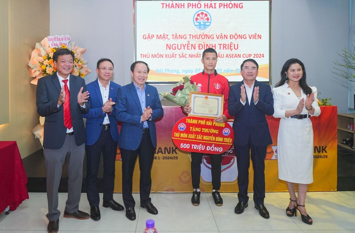 Hai Phong City awarded athlete Nguyen Dinh Trieu - the best goalkeeper of ASEAN Cup 2024, 550 million VND. Photo: Hai Phong Portal