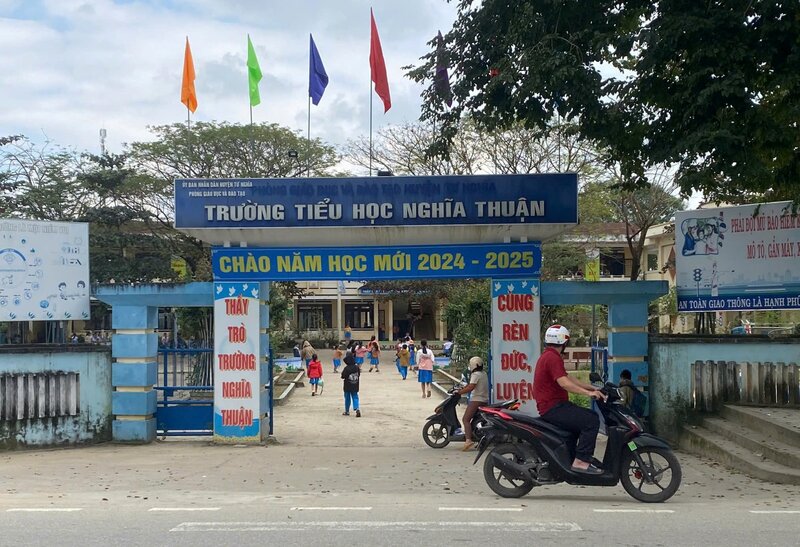 The principal of Nghia Thuan Primary School, who was disciplined for directing the collection of incorrect money, still received nearly 100% of the confidence votes and was appointed as principal again. Photo: Vien Nguyen.