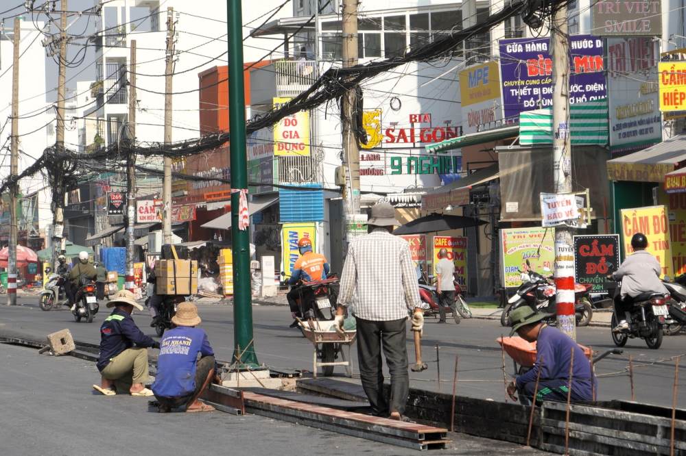 Mot so doan sau khi hoan thanh viec mo rong va tai lap mat bang dang duoc phia dien luc thuc hien viec ngam hoa luoi dien va gan tru den.