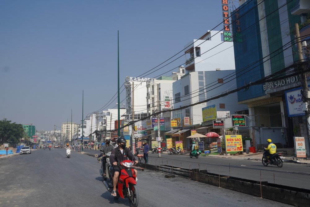  Nhieu doan thuoc du an da thong thoang sau khi duoc mo rong len 6 lan xe .Ảnh: Anh Tu