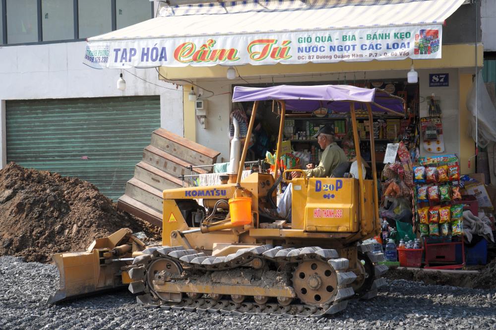 Cac cong nhan dang tang toc tren cong truong du an duong Duong Quang Ham. Ảnh: Anh Tu