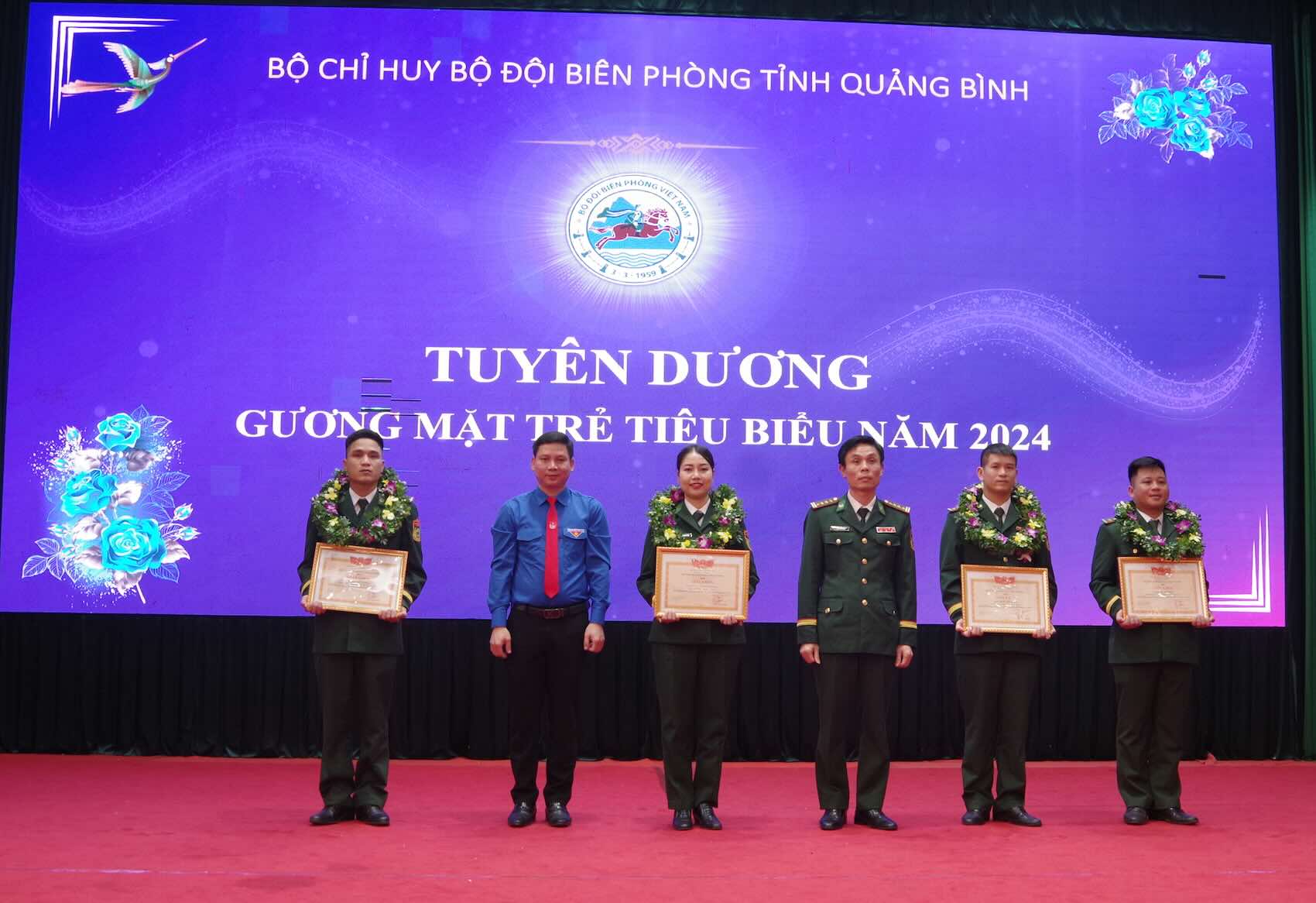 Outstanding young faces were honored by the Border Guard of Quang Binh province. Photo: Border Guard