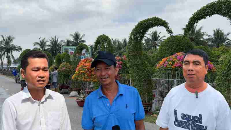 Paper flowers from Cho Lach are in high demand in Hanoi. Photo: Hoang Loc
