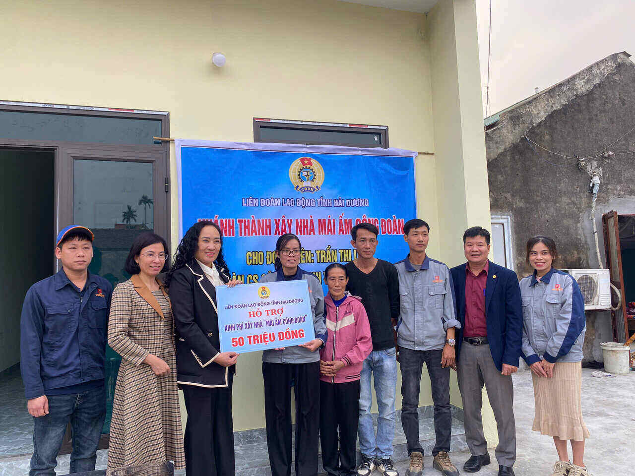 Hai Duong Provincial Labor Federation awarded funding to support the construction of a "Union Shelter" house to union member Tran Thi Lan. Photo: Mai Huong