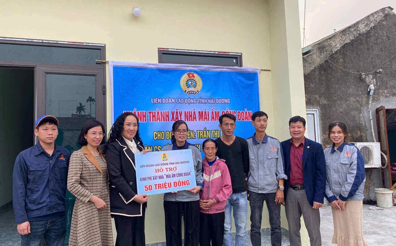 Hai Duong Provincial Labor Federation awarded funding to support the construction of a "Union Shelter" house to union member Tran Thi Lan. Photo: Mai Huong