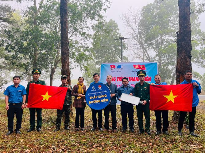 The border lighting project was carried out at Bon Bu Lum (Quang Truc commune, Tuy Duc district, Dak Nong). Photo: Bao Lam
