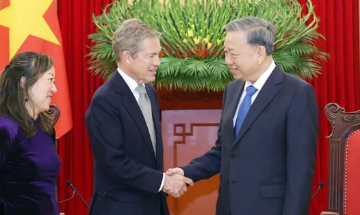 Tổng Bí thư Tô Lâm tiếp ông Nicolas Berggruen và bà Nguyễn Thị Liên Hằng. Ảnh: TTXVN