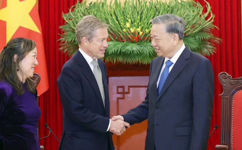 General Secretary To Lam received Mr. Nicolas Berggruen and Ms. Nguyen Thi Lien Hang. Photo: VNA