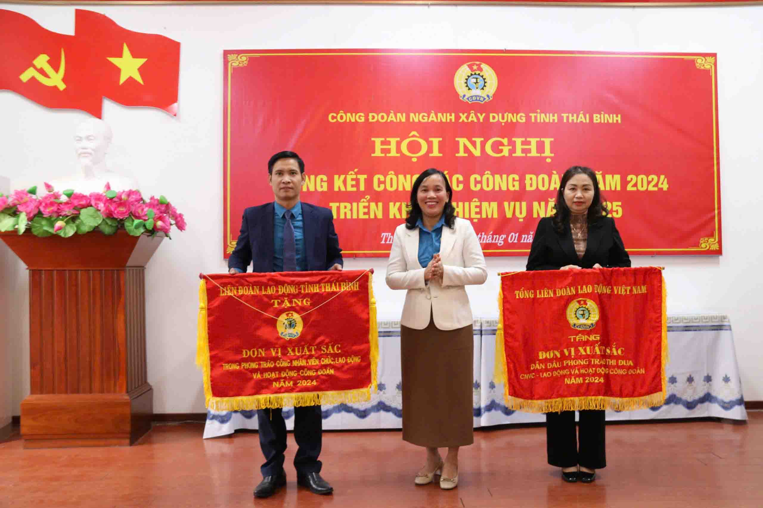 Vice President of Thai Binh Provincial Federation of Labor Pham Thi Thang awarded emulation flags to the collectives. Photo: Ba Manh.