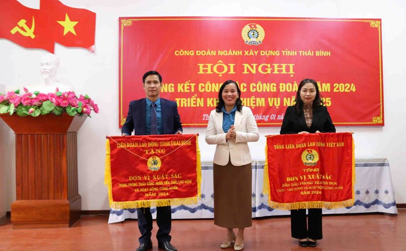 Vice President of Thai Binh Provincial Federation of Labor Pham Thi Thang awarded emulation flags to the collectives. Photo: Ba Manh.