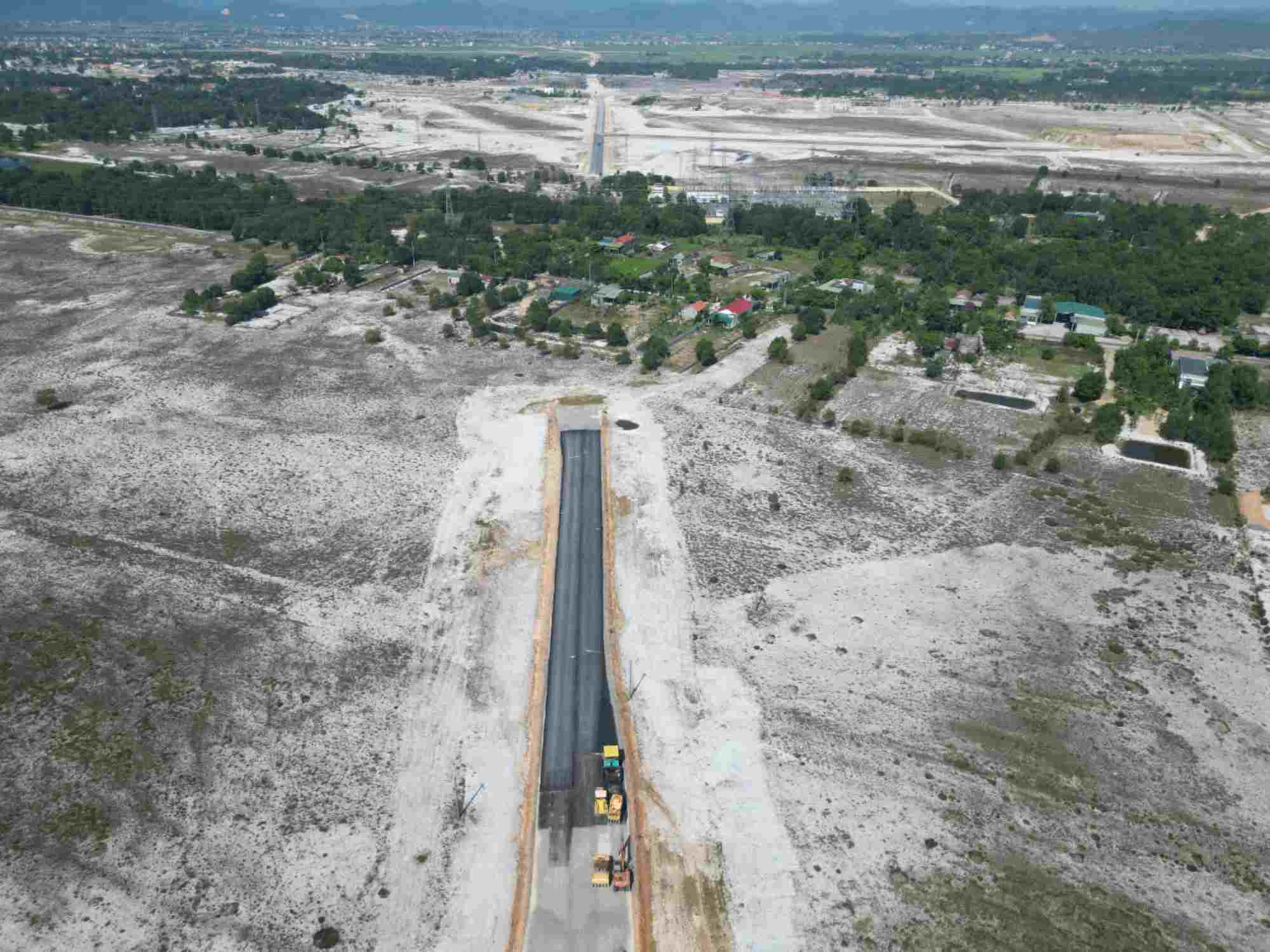 The project to renovate and upgrade National Highway 12A, the Ba Don bypass section and the Song Gianh Cement Factory bypass section (Quang Binh) is facing land clearance problems. 
Photo: Phi Son