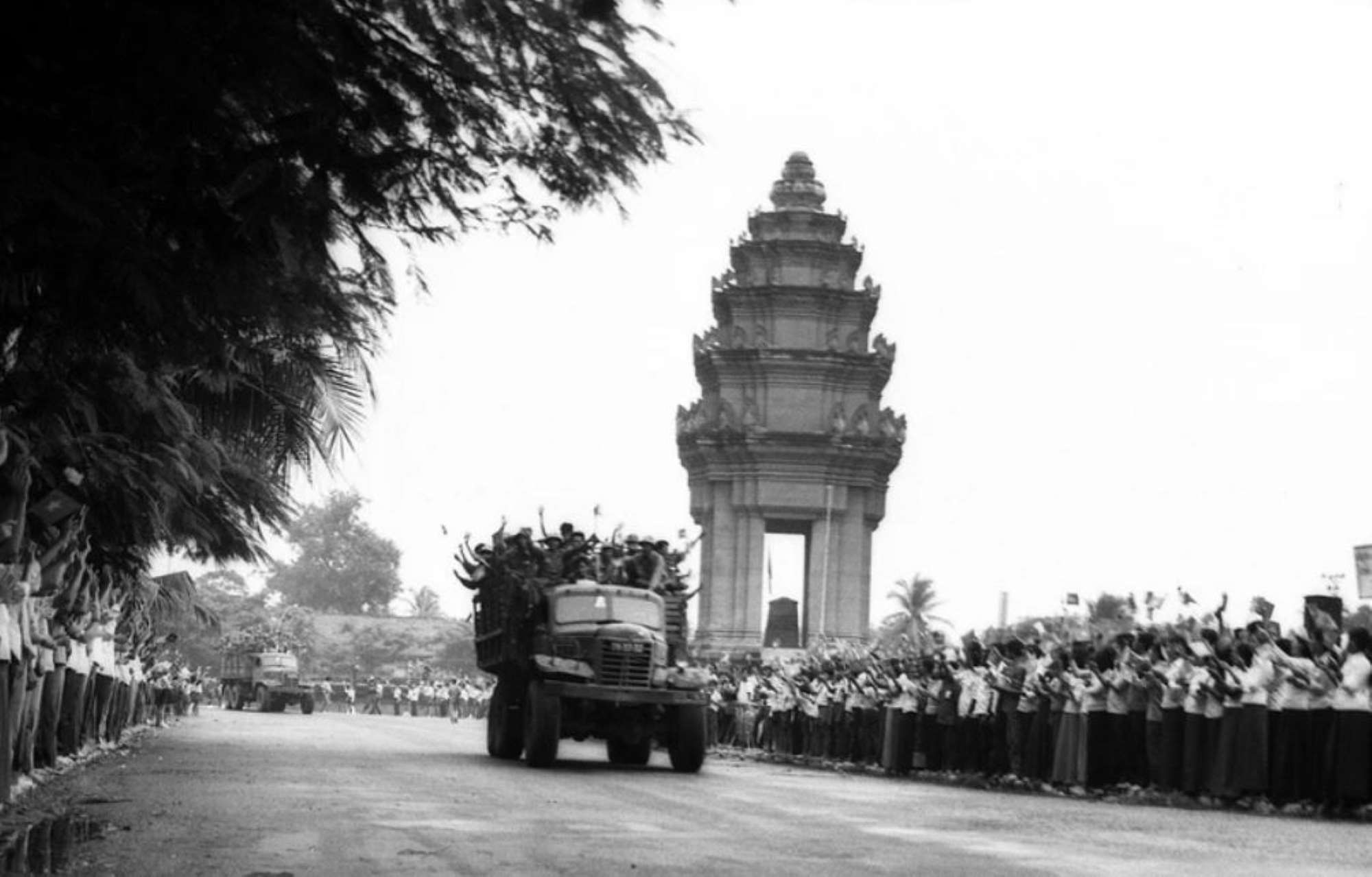 Tens of thousands of people in the capital Phnom Penh stood along both sides of the road, reluctantly seeing off Vietnamese volunteer soldiers who had completed their international duty and were returning home, June 1984. Photo: VNA