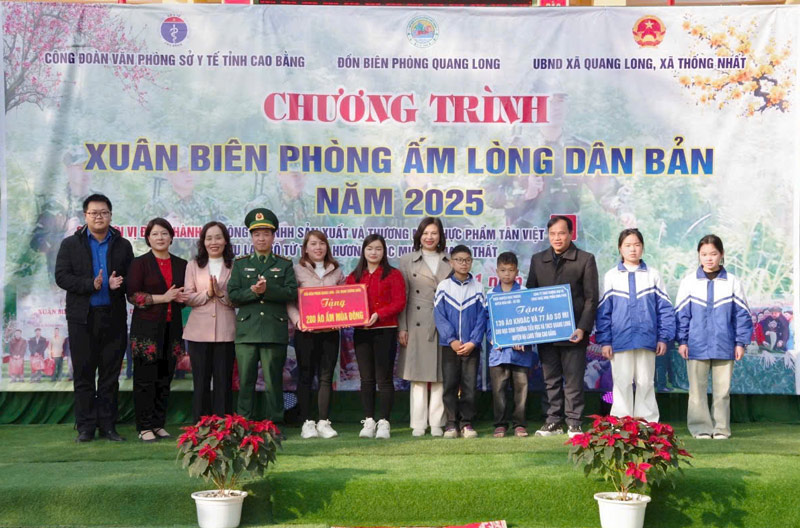 Đại diện Đồn biên phòng Quang Long cùng các đơn vị đồng hành trao quà đến người dân. Ảnh: Tân Văn.