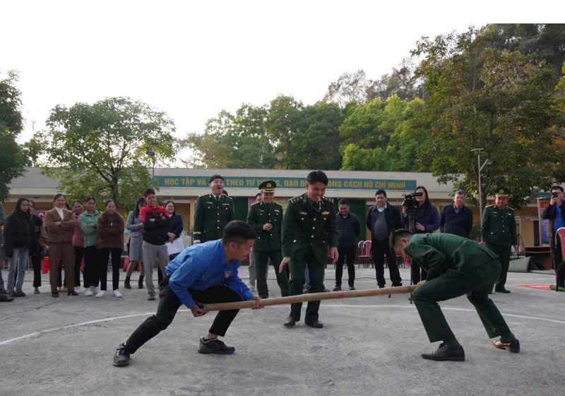 Cùng với trao quà các trò chơi thể thao giao lưu giữa người dân và cán bộ chiến sĩ được tổ chức. Ảnh: Tân Văn.