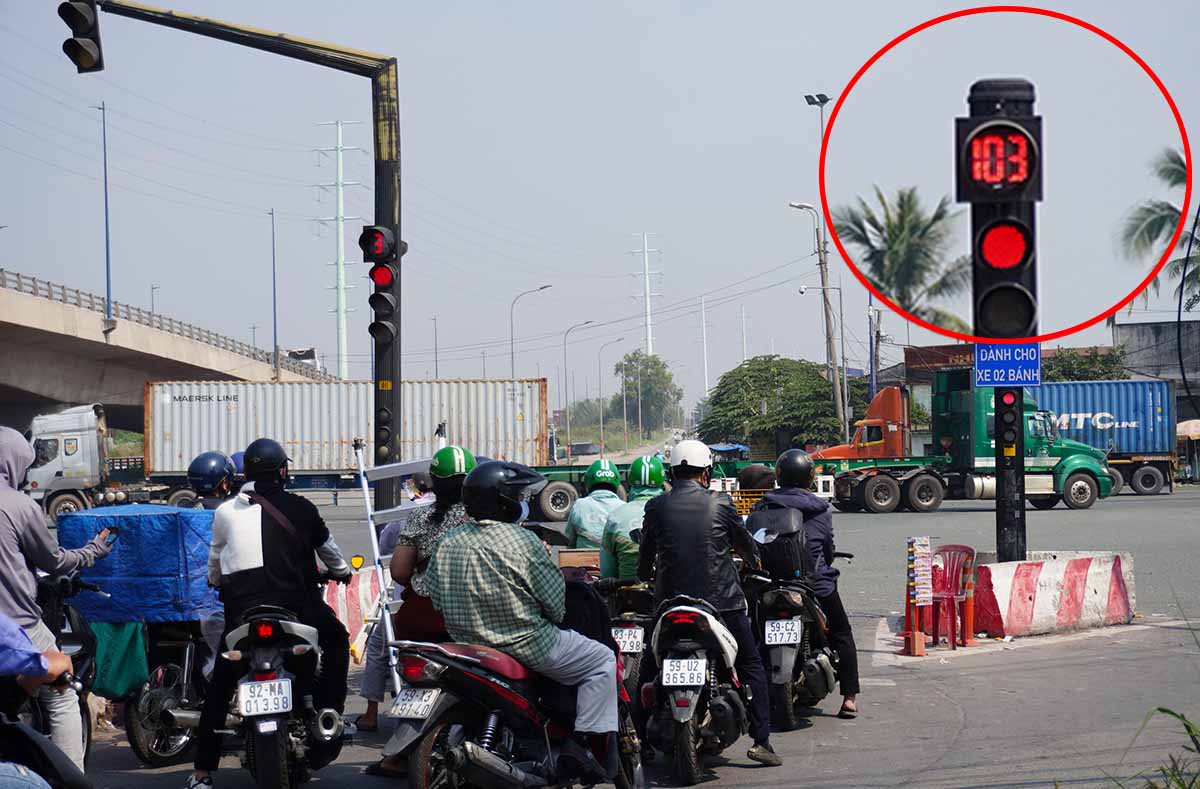 Red light lasts more than 100 seconds in HCMC.