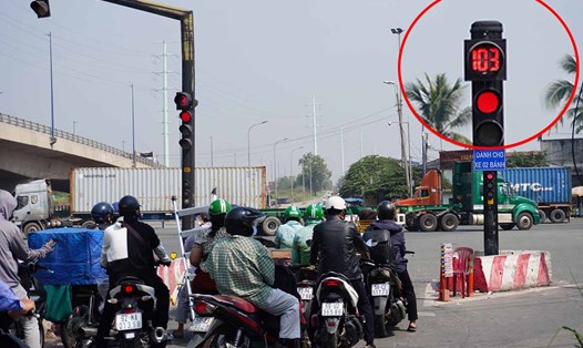 Đèn đỏ kéo dài hơn 100 giây ở TPHCM.