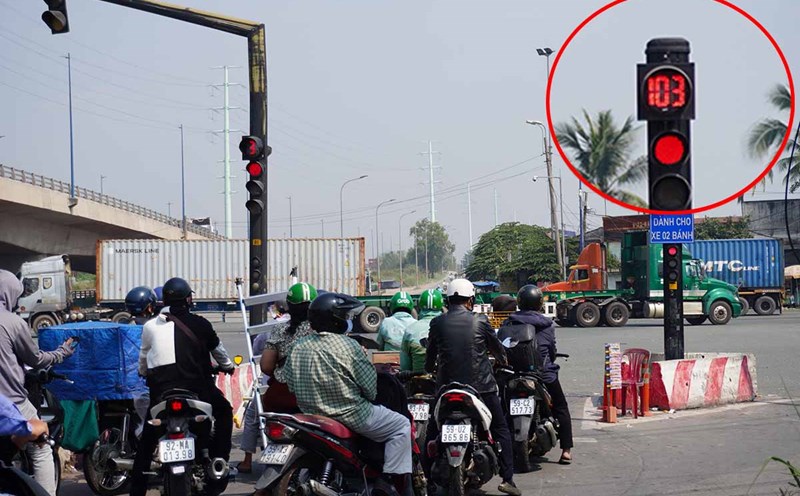 Red light lasts more than 100 seconds in HCMC.