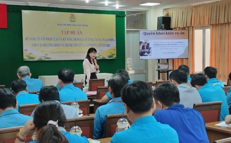 Ho Chi Minh City Labor Federation trains to improve the qualifications of union officials. Photo: Duc Long