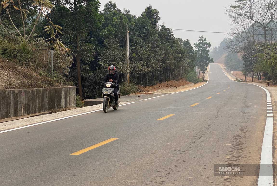 Nguoi dan di chuyen thuan loi tai tuyen duong. Anh: Tran Bui