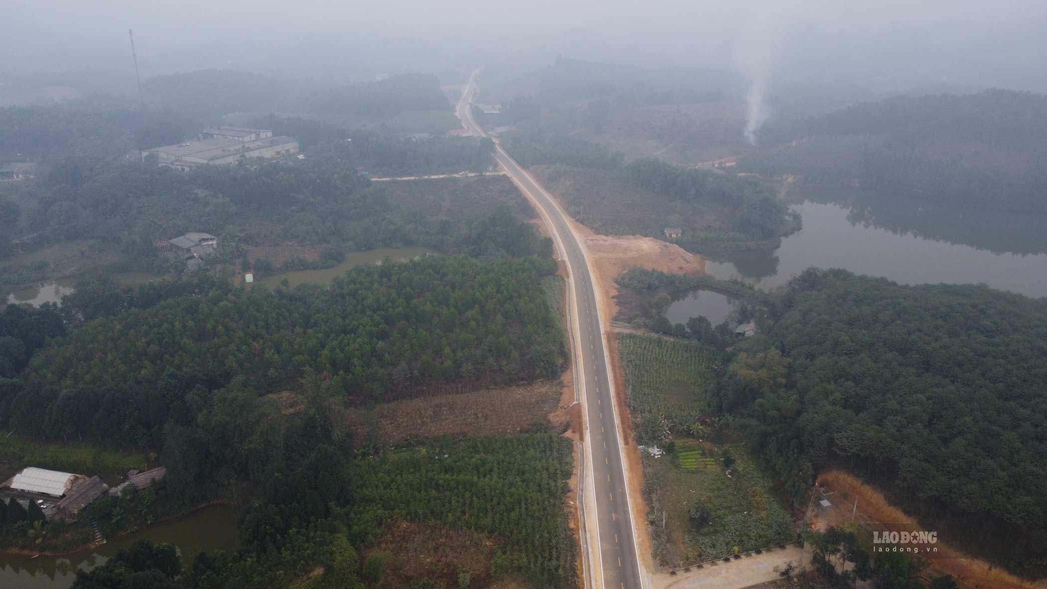 Image of the route from Noi Bai - Lao Cai expressway to Van Hoi, Tran Yen district, Yen Bai province. Photo: Tran Bui