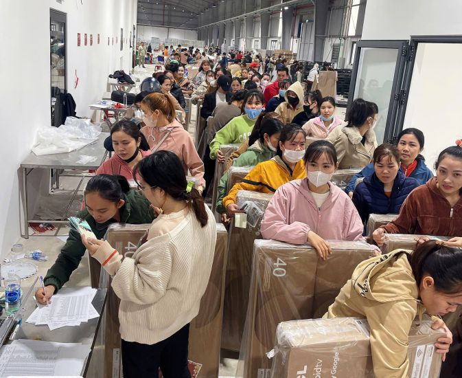 4,400 workers at Mensa Industries Co., Ltd. (Quang Ngai) received a 40-inch TV as a Tet gift each. Photo: Van Duong