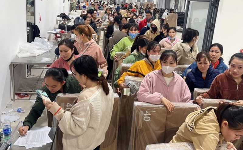 4,400 workers at Mensa Industries Co., Ltd. (Quang Ngai) received a 40-inch TV as a Tet gift each. Photo: Van Duong