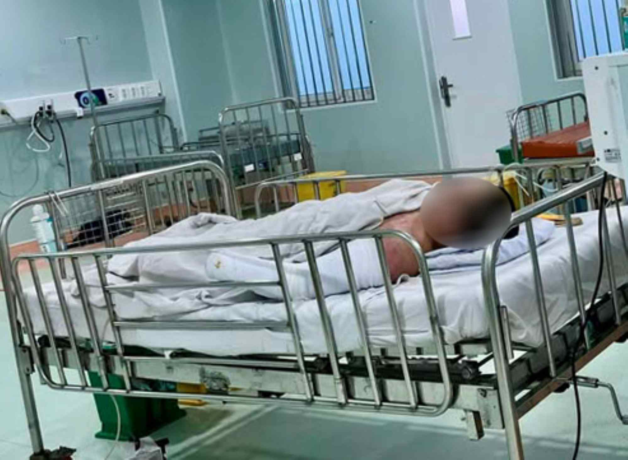 Patient hospitalized due to homemade firecracker explosion. Photo: Provided by hospital