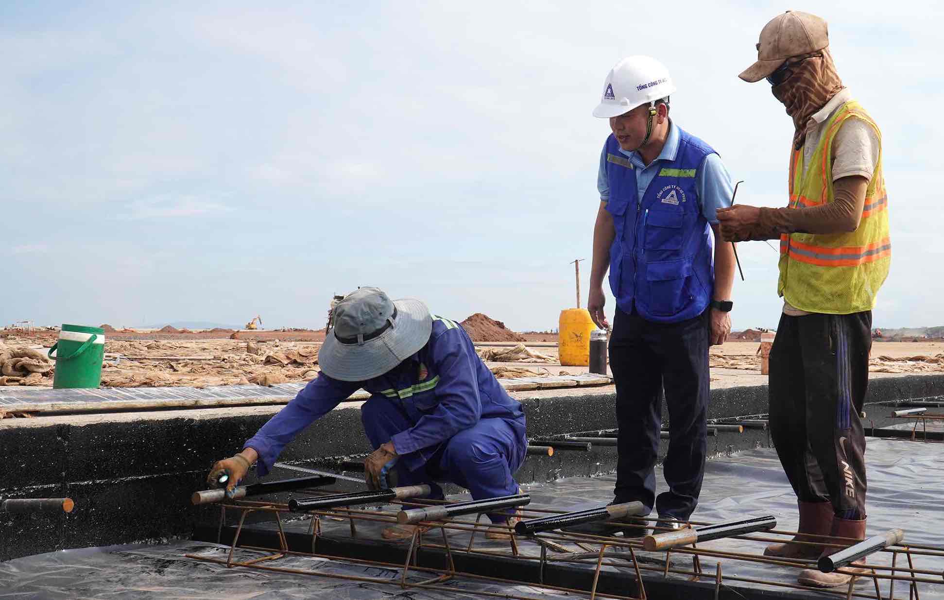 Lieutenant Colonel Le Van Tien - Commander of the Joint Venture of Contractors for Package 4.6 under the ACC Aviation Construction Corporation (center of the photo) supervises the construction of Package 4.6 - Long Thanh Airport runway. Photo: HAC