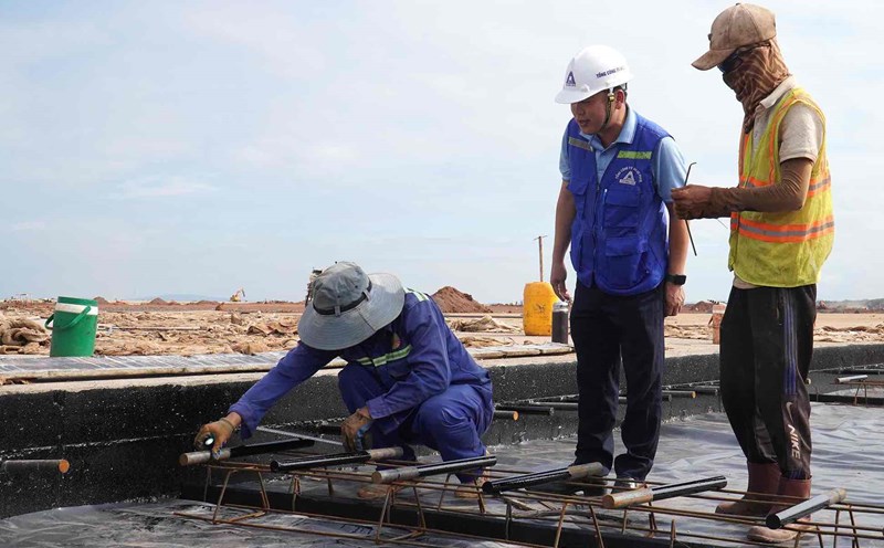 Lieutenant Colonel Le Van Tien - Commander of the Joint Venture of Contractors for Package 4.6 under the ACC Aviation Construction Corporation (center of the photo) supervises the construction of Package 4.6 - Long Thanh Airport runway. Photo: HAC