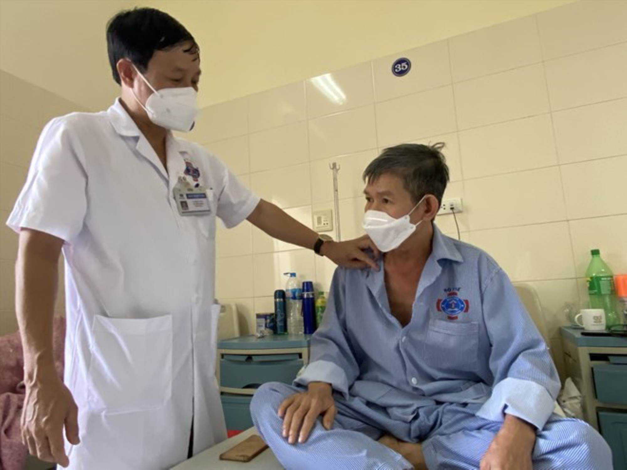 K Hospital doctor examines patient. Photo: Thuy Linh