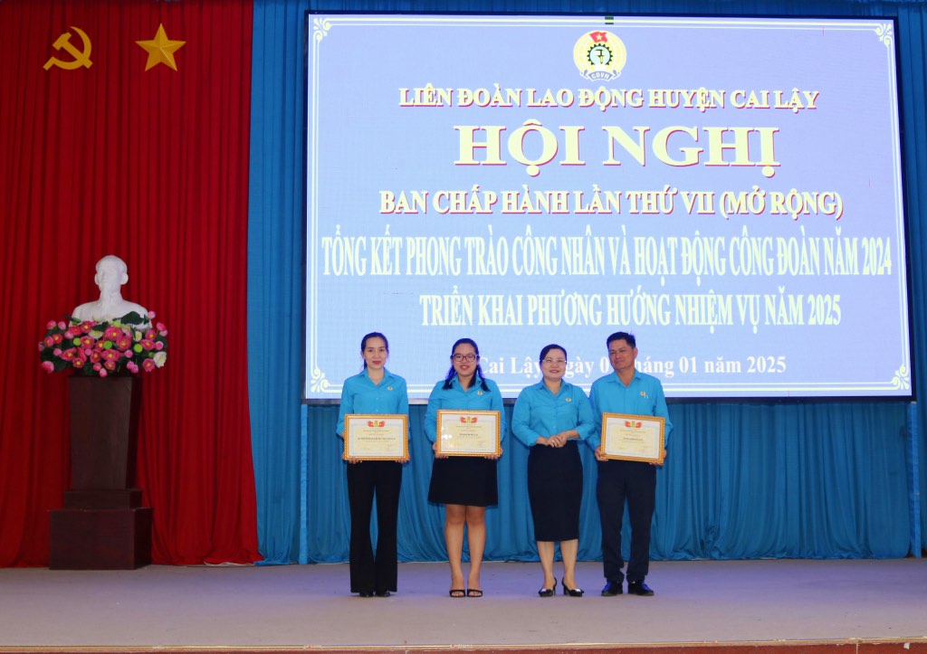 Tuyên dương các tập thể và cá nhân có thành tích trong hoạt động Công đoàn năm 2024. Ảnh: Hồng Linh