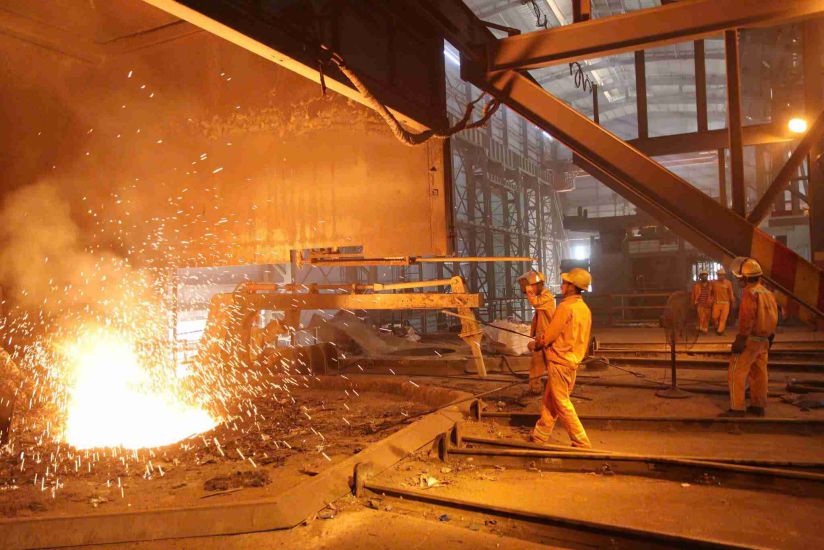 Workers in Dak Lak continuously work overtime at the end of the year. Photo: Bao Trung