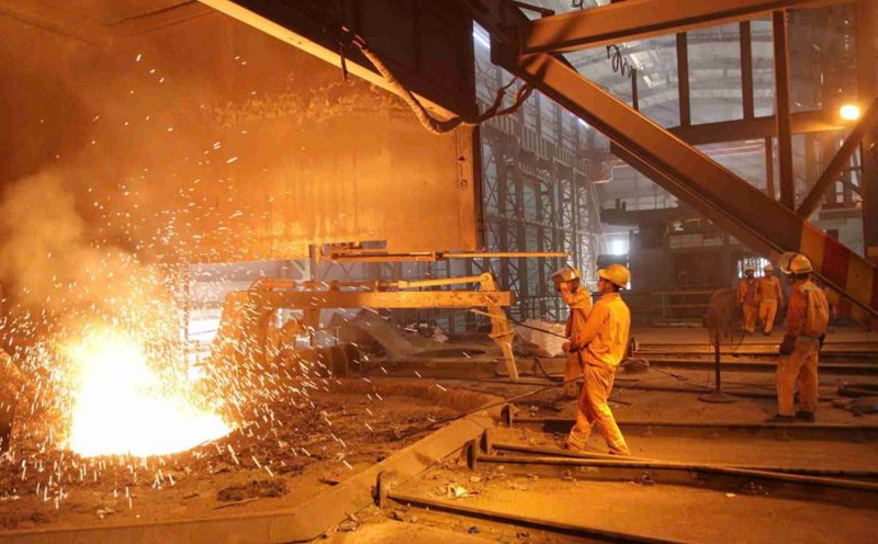 Workers in Dak Lak continuously work overtime at the end of the year. Photo: Bao Trung