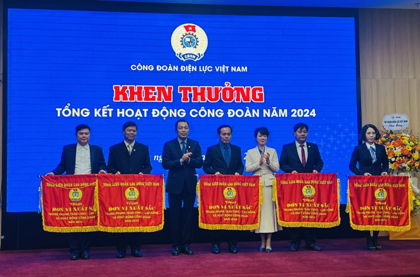 Ms. Tran Thi Thanh Ha - Member of the Presidium, Head of the Labor Relations Department of the Vietnam General Confederation of Labor (third from right) and Mr. Dang Hoang An - Party Secretary, Chairman of the Board of Members of EVN (third from left) presented the Excellent Emulation Flag of the Vietnam General Confederation of Labor to 5 collectives. Photo: Kieu Vu