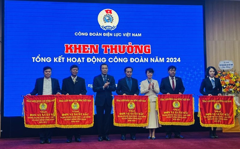 Ms. Tran Thi Thanh Ha - Member of the Presidium, Head of the Labor Relations Department of the Vietnam General Confederation of Labor (third from right) and Mr. Dang Hoang An - Party Secretary, Chairman of the Board of Members of EVN (third from left) presented the Excellent Emulation Flag of the Vietnam General Confederation of Labor to 5 collectives. Photo: Kieu Vu
