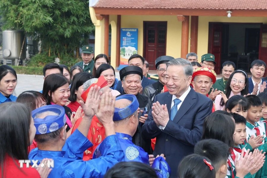 Tổng Bí thư Tô Lâm với nhân dân xã Nguyễn Văn Linh, huyện Yên Mỹ. Ảnh: Thống Nhất/TTXVN 