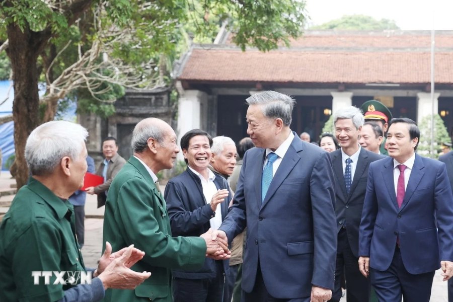 General Secretary To Lam with people of Lam Son ward, Hung Yen city. Photo: Thong Nhat/VNA