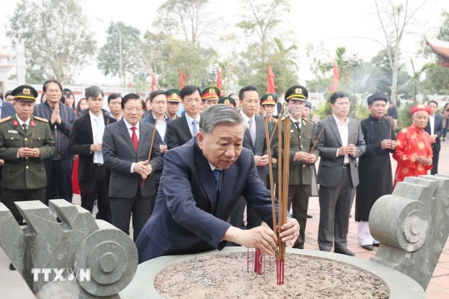 Tổng Bí thư Tô Lâm dâng hương tại Đền thờ Triệu Việt Vương (xã Phạm Hồng Thái, huyện Khoái Châu). Ảnh: Thống Nhất/TTXVN 