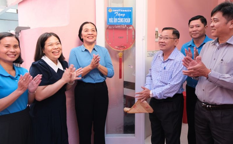 Female member Le Kim Lon (second from left) smiles brightly on the day she moves into her new home. Photo: My Ly