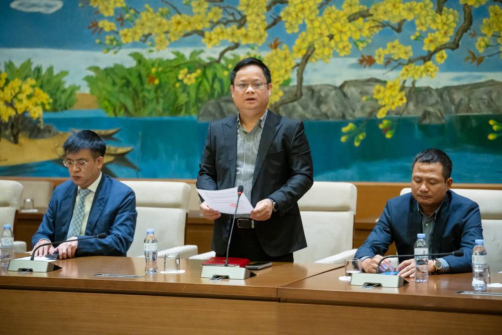 Deputy Head of the National Assembly Office Vu Minh Tuan announced the Resolution to end the operation of Vietnam National Assembly Television. Photo: Quochoi.vn