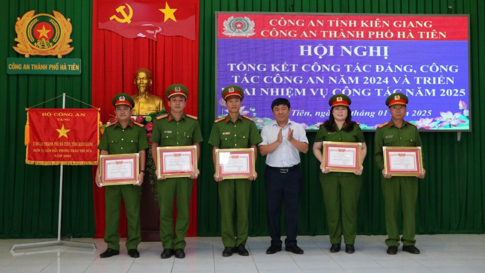 Với thành tích xuất sắc đạt được trong năm 2024, tập thể Công an TP Hà Tiên đã vinh dự được Bộ Công an tặng Cờ đơn vị dẫn đầu trong phong trào thi đua “Vì an ninh Tổ quốc”. Ảnh: Tiến Dũng