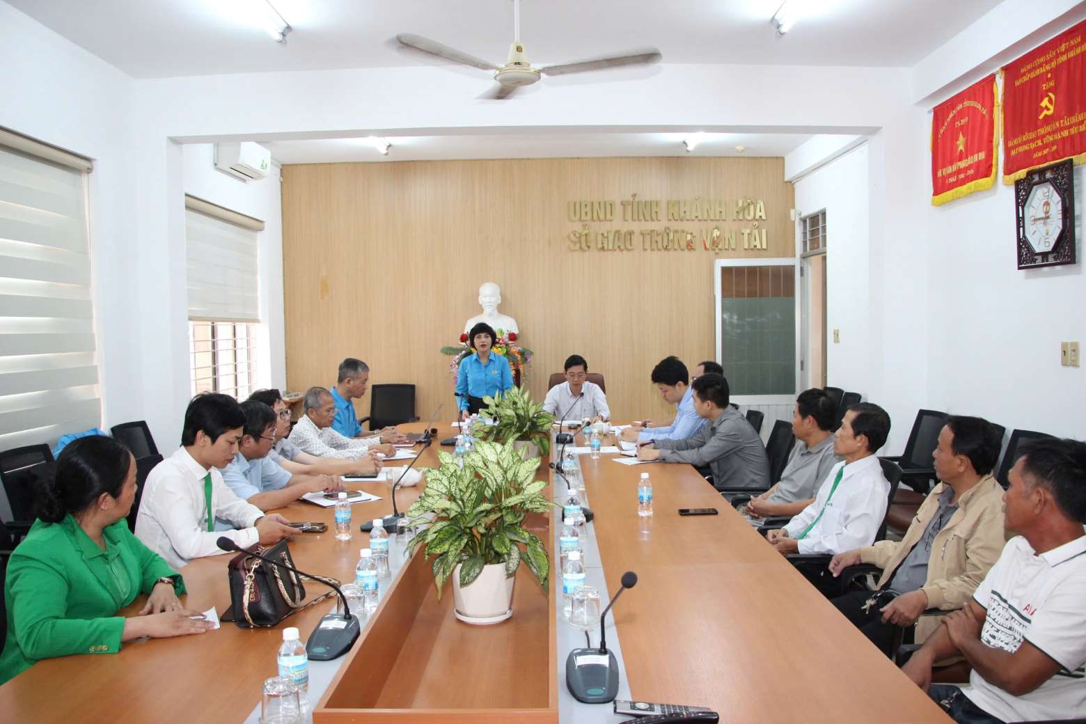 Khanh Hoa Provincial Federation of Labor, Department of Transport, Department of Labor, Invalids and Social Affairs, Provincial Social Insurance, Provincial Police held a dialogue between the collective of employees and the leaders of Mai Linh Nha Trang Company Limited about the long-term debt of wages and social insurance. Photo: Phuong Linh