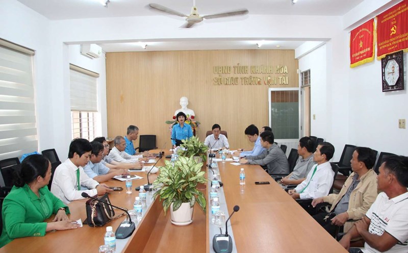 Khanh Hoa Provincial Federation of Labor, Department of Transport, Department of Labor, Invalids and Social Affairs, Provincial Social Insurance, Provincial Police held a dialogue between the collective of employees and the leaders of Mai Linh Nha Trang Company Limited about the long-term debt of wages and social insurance. Photo: Phuong Linh