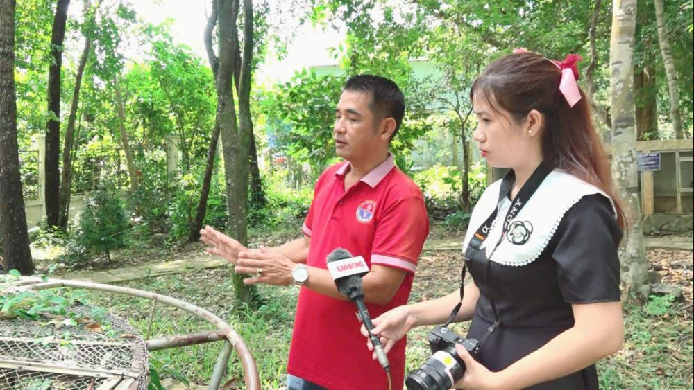 Talking with Mr. Nguyen Hoang Nam - Deputy Manager at Dong Tam 2 Snake Farm Phu Quoc. Photo: Ta Quang