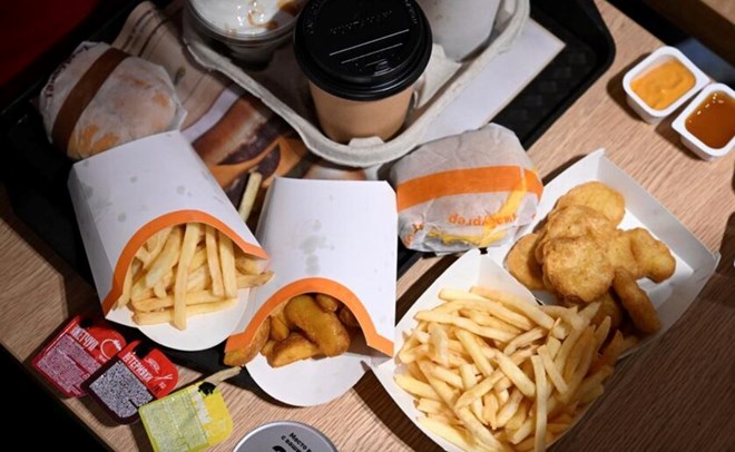Foods and drinks such as sweets, fast food, fried foods and alcohol easily increase calorie intake and accumulate belly fat if not controlled. Photo: Xinhua.