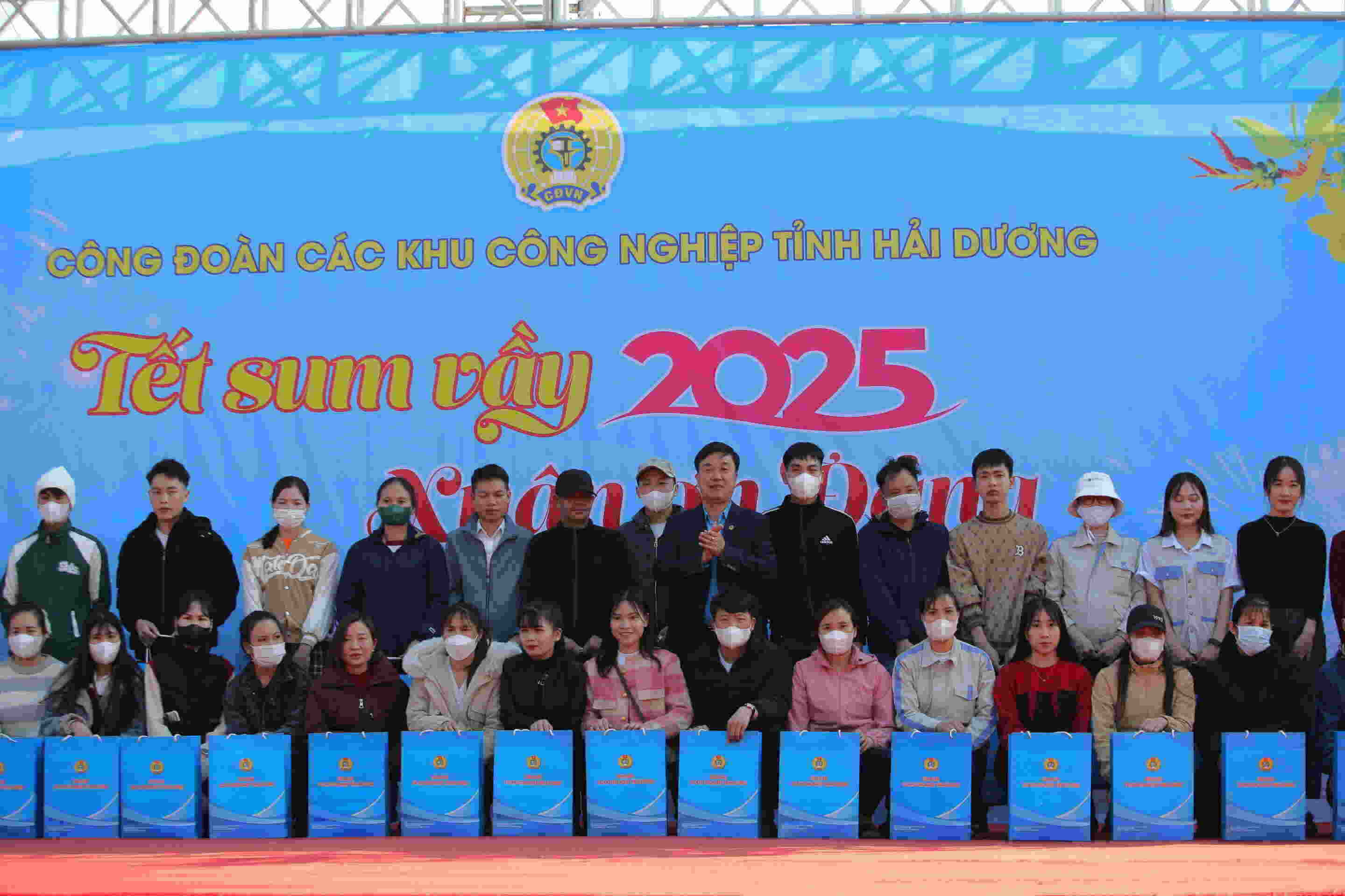"Tet Sum Vay - Spring of gratitude to the Party" program at Phuc Dien Industrial Park (Cam Giang district). Photo: Mai Huong