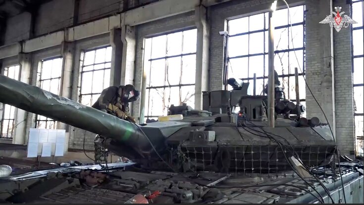 Russian soldiers are repairing a tank. Photo: Russian Ministry of Defense