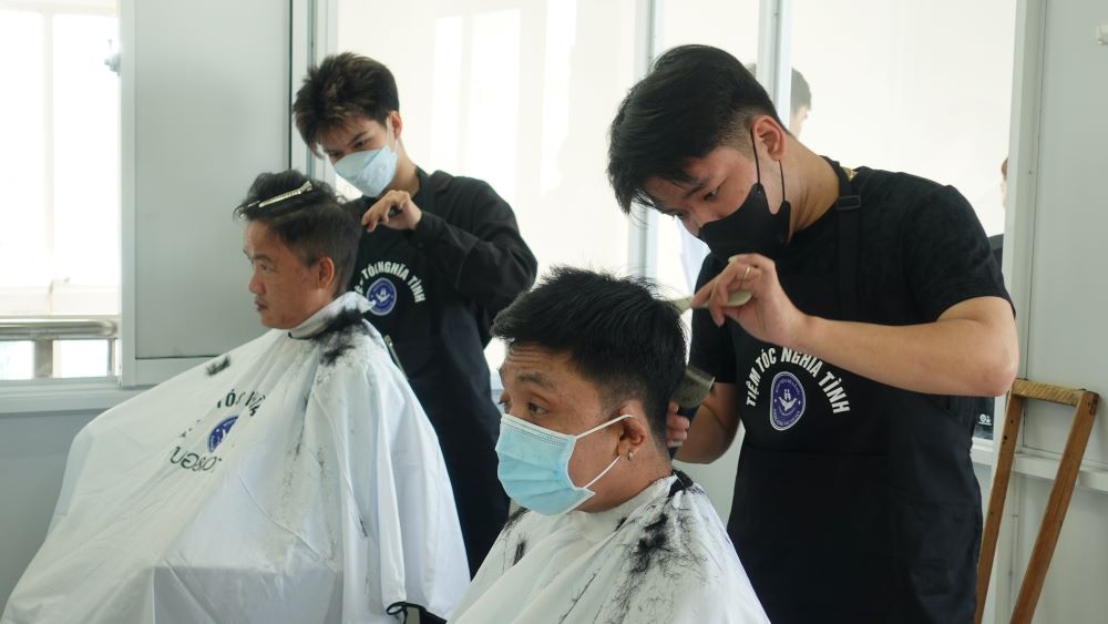Charitable hair salon for patients at Da Nang Hospital. Photo: Tran Thi