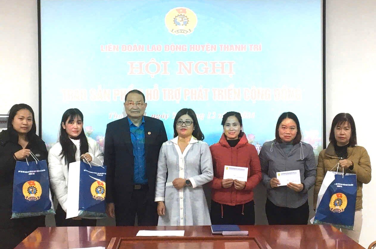 Union members of Thanh Tri District Labor Federation receive products to support community development in 2024. Photo: Union